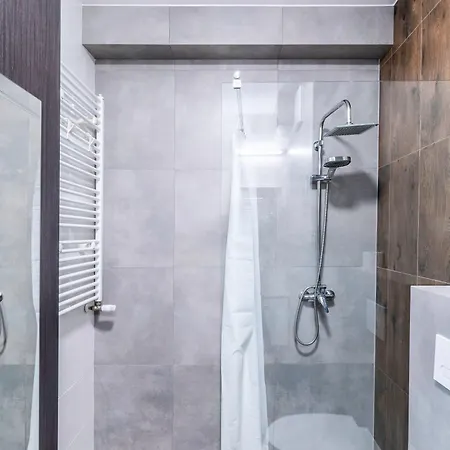 Z Tarasem I Miejscem Postojowym * Вроцлав