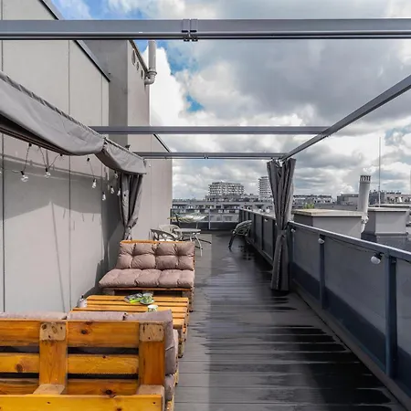 Z Tarasem I Miejscem Postojowym شقة